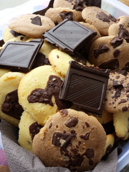 csokis keksz dobozban