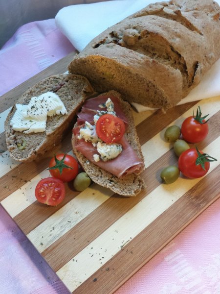 Rozs kenyér paradicsomos olajbogyós 2