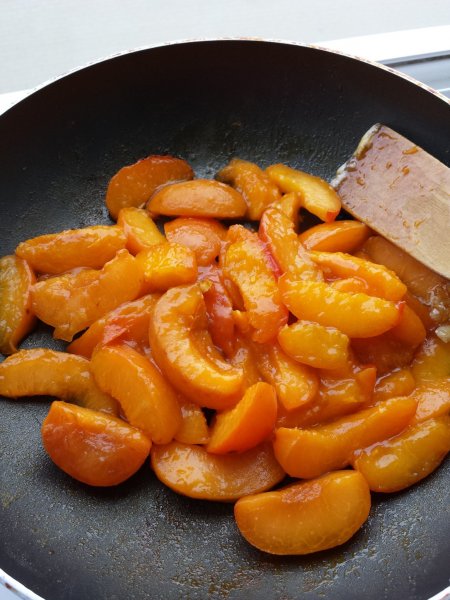 Forró serpenyőben olvasszuk meg a vanília cukrot. Hagyjuk magától megolvadni és adjuk barackot, majd kevergetve pároljuk 2 percig.