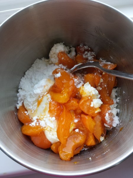 Keverjük alaposan össze a túróval, a barackkal, és a tojássárgájával.