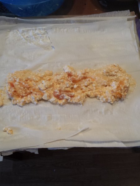 Osszuk el réteslapon és tekerjük föl.