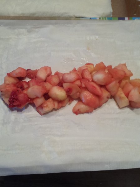 Ne feledjük leönteni azt a kevés levet, amit az almás-ribizlis töltelék a hűlés során ereszt!